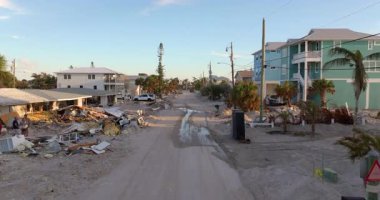 Milton Kasırgası temizlik sonrası. Florida 'da Manasota Key' de enkaz ve kum yığınları var.