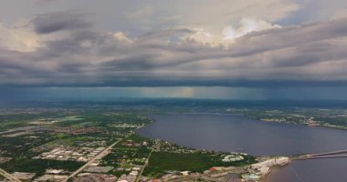 Florida 'da kasırga mevsimi. Charlotte Limanı 'nda fırtına kopuyor. Kara fırtınalı bulutlar ve kıyı banliyölerine sağanak yağış