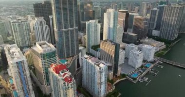 Gün batımında Florida, ABD 'deki Miami şehir merkezi ofis bölgesinde. Modern Amerikan kıyı şehrindeki yüksek ticari ve meskun gökdelen binaları