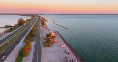 Karavan kampçıları gün batımında Tampa Bay, Florida 'daki Sunshine Skyway Köprüsü' nün yakınına park etmişler. Amerika 'da ulaşım altyapısı