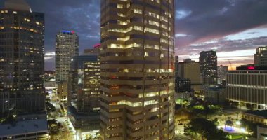 Tampa, Florida. Şehir merkezindeki yüksek gökdelen binaları. Akşamları finans bölgesi olan Amerikan şehri