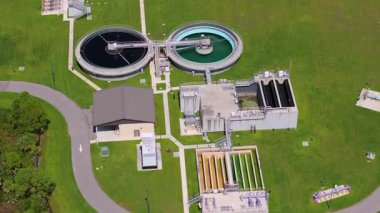 Birden fazla tankı ve filtreleme ünitesi olan su arıtma tesisi. Sürdürülebilir su yönetimi ve dağıtımı için hayati altyapı