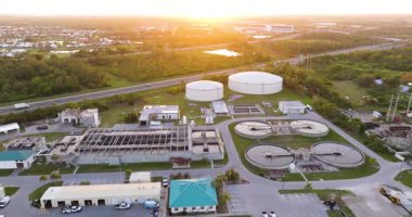 Birden fazla tankı ve filtreleme ünitesi olan su arıtma tesisi. Sürdürülebilir su yönetimi ve dağıtımı için hayati altyapı