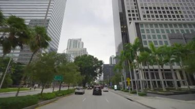 Araba bakış açısı. Miami, Florida 'da şehir sokağında araç sürüyor. Ulaşım ve trafik kavramı