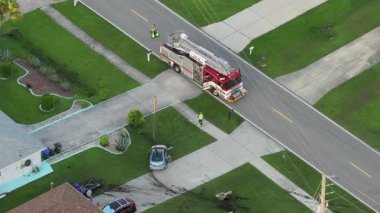 Amerikan caddesindeki araba kazasına ilk müdahale ekipleri geldi. Acil servis, ABD 'de trafik kazası kurbanlarına yardım ediyor.