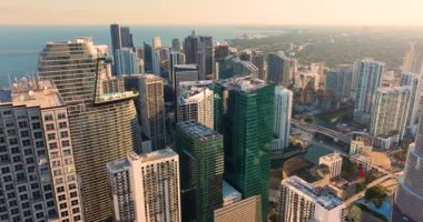 Gün batımında Florida, ABD 'deki Miami şehir merkezi ofis bölgesinde. Modern Amerikan şehrindeki yüksek ticari ve meskun gökdelen binaları