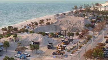 Manasota Key 'deki Englewood Sahili' ndeki Charlotte County kum alıcı bölgesinde Milton Kasırgası 'nın ardından temizlik yapılırken kum yığınları.