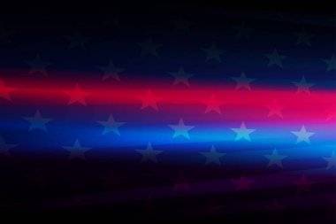 Amerika bayrak silueti, mavi ve kırmızı çizgili soyut koyu kompozisyon.