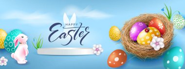 Yuvasında Paskalya yumurtaları ve açık beyaz arka planda bir tavşan olan Paskalya posteri..