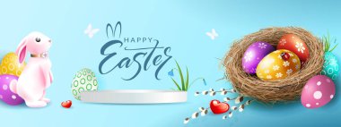 Güzel bir tavşanlı Paskalya kartı ve mavi arka planda bir yuvada yumurtalar.