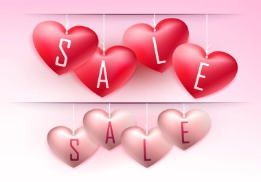 Metin satışı olan kolyelerin üzerine izole edilmiş kalpler..