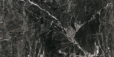 Siyah mermer taş yapısı, doğal arkaplan.