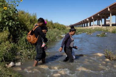 Juarez, Meksika 10-21-2022: Venezuelalı göçmenler Meksika ve ABD arasındaki doğal sınır olan Rio Grande 'yi geçtiler, aileler sığınma talebinde bulundular.