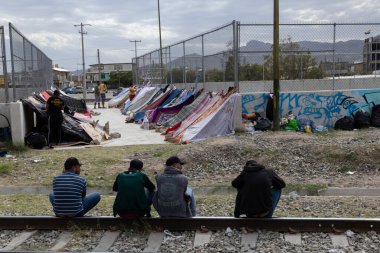 Juarez, Meksika 01-07-2022: Venezuela 'dan gelen göçmenler 42. maddenin sonunu beklemek için geçici bir kamp kurdular.