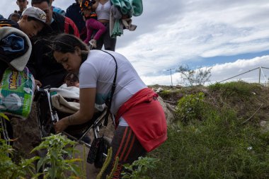 Juarez, Mexico 10-21-2022: Venezuelan migrants cross the Rio Grande, the natural border between Mexico and the United States, families seek to request asylum.
