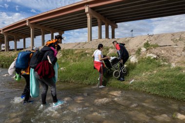 Juarez, Mexico 10-21-2022: Venezuelan migrants cross the Rio Grande, the natural border between Mexico and the United States, families seek to request asylum.