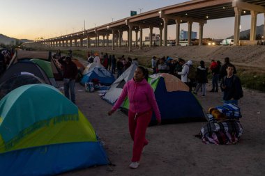 Juarez, Meksika 01-07-2022: Venezuela 'dan gelen göçmenler 42. maddenin sonunu beklemek için geçici bir kamp kurdular.