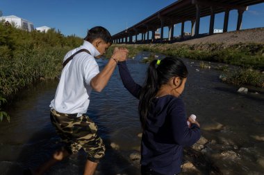 Juarez, Meksika 10-21-2022: Venezuelalı göçmenler Meksika ve ABD arasındaki doğal sınır olan Rio Grande 'yi geçtiler, aileler sığınma talebinde bulundular.