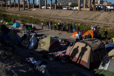 Juarez, Meksika 01-07-2022: Venezuela 'dan gelen göçmenler 42. maddenin sonunu beklemek için geçici bir kamp kurdular.
