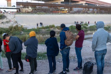 Juarez, Meksika, 10-27-2022: Göçmenler Venezuelalı göçmenler tarafından kurulan geçici bir kampa atanmak için sıraya girdiler.