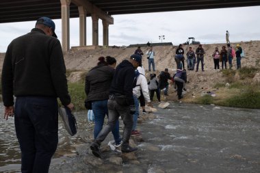 Juarez, Mexico, 11-15-2022: Venezuelan migrants cross the Rio Grande to surrender to the border patrol with the intention of requesting asylum in the United States.
