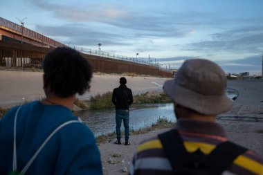 Juarez, Meksika, 11-28-2022: Venezuela 'dan gelen göçmenler, Meksika ve ABD arasındaki sınırda 42. madde için bekliyorlar..