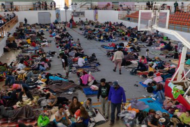 Juarez, Meksika, 05-01-2023: Bir karavanla Jimnez Chihuahua şehrinde bir spor salonunda dinlenen göçmenler sığınma talebinde bulunmak için sınıra doğru yola çıktılar..