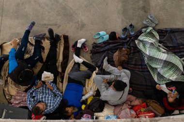 Juarez, Meksika, 05-01-2023: Bir karavanla Jimnez Chihuahua şehrinde bir spor salonunda dinlenen göçmenler sığınma talebinde bulunmak için sınıra doğru yola çıktılar..