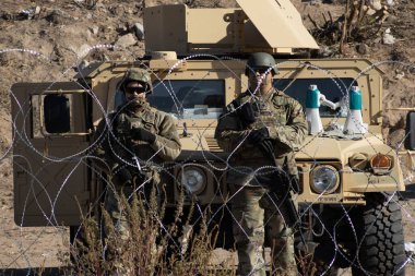Latin Amerika 'dan binlerce göçmen, Birleşik Devletler' in güney sınırında 42. maddenin bitmesini bekliyor. Teksas valisi, Teksas Ulusal Muhafızlarına, göçmenlerin büyük bir girişini önlemek için sınırda gözetim yapmalarını emretti.