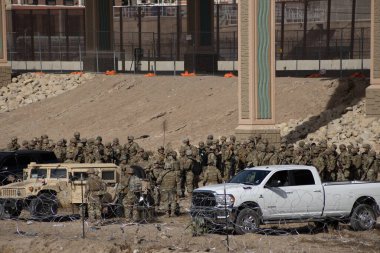 Thousands of migrants from Latin America wait at the southern border of the United States for Title 42 to end, the Texas Governor ordered the Texas National Guard to maintain surveillance on the border to prevent the massive entry of migrants