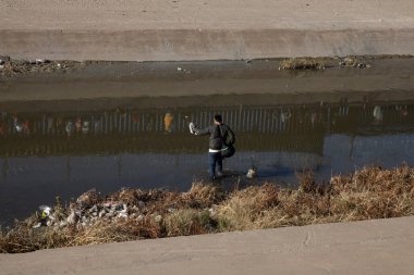Juarez, Mexico, 11-28-2022: Migrants from Venezuela cross the Rio Grande to surrender to the border patrol with the intention of requesting asylum in the United States.