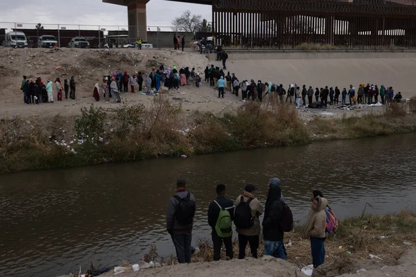 Tusentals Migranter Från Latinamerika Väntar Vid Den Södra Gränsen Usa — Stockfoto
