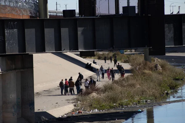 Thousands of migrants from Latin America wait at the southern border of the United States for Title 42 to end, the Texas Governor ordered the Texas National Guard to maintain surveillance on the border to prevent the massive entry of migrants