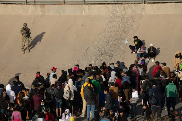 Thousands Migrants Latin America Wait Southern Border United States Title — Stockfoto