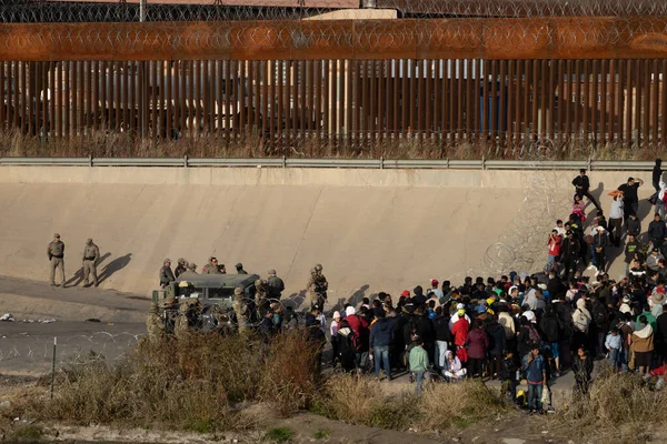 Latin Amerika Dan Binlerce Göçmen Birleşik Devletler Güney Sınırında Maddenin — Stok fotoğraf
