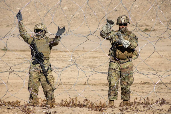 Stock image Juarez, Mexico, 12-21-2022: Texan National Guard places wire and barbed wire on the banks of the Rio Grande to prevent migrants from crossing into the United States to request humanitarian asylum.