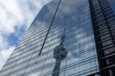 CN Kulesi Toronto, Kanada 'da ikonik bir iletişim kulesidir. 553 metre yüksekliğinde durarak, panoramik manzaralar, heyecan verici çekimler sunuyor ve uluslararası alanda tanınmış bir sembol..