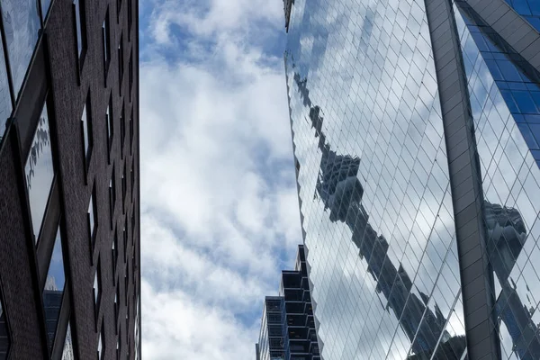 CN Kulesi Toronto, Kanada 'da ikonik bir iletişim kulesidir. 553 metre yüksekliğinde durarak, panoramik manzaralar, heyecan verici çekimler sunuyor ve uluslararası alanda tanınmış bir sembol..