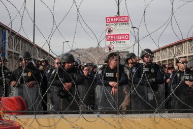 Ciudad Juarez uluslararası köprüsünde yüzlerce göçmen, insani sığınma talebinde bulunmaları umuduyla protesto etti..