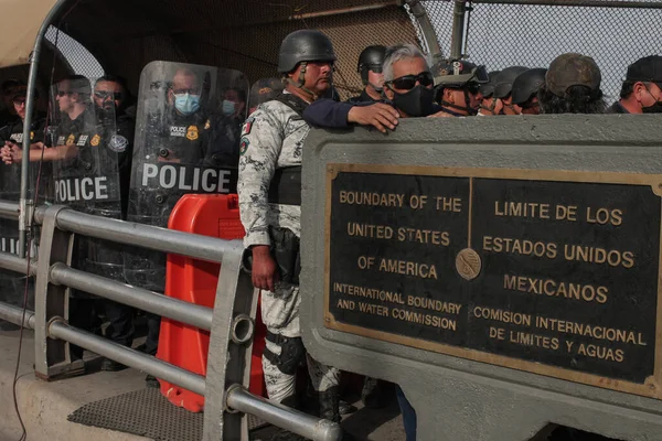 stock image Hundreds of migrants of different nationalities protested at the Ciudad Juarez international bridge in the hope that they would receive them to request humanitarian asylum.