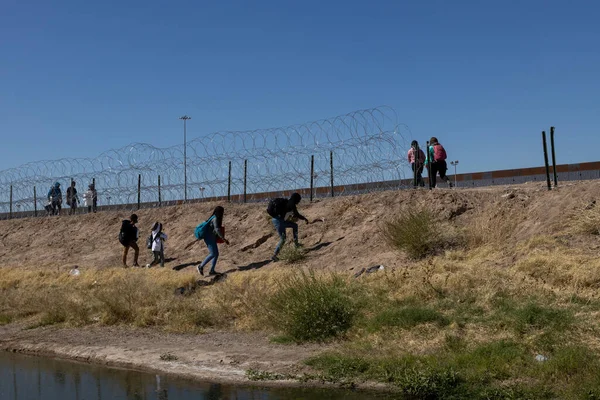 Yüzlerce göçmen daha iyi bir yaşam için Meksika 'daki Ciudad Juarez' e trenle geliyor. (05/13/23)