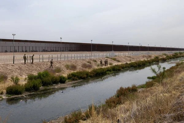 Yüzlerce göçmen daha iyi bir yaşam için Meksika 'daki Ciudad Juarez' e trenle geliyor. (05/13/23)