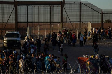 Yüzlerce göçmen daha iyi bir yaşam için Meksika 'daki Ciudad Juarez' e trenle geliyor. (05/13/23)