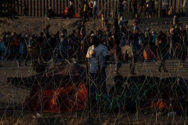 Yüzlerce göçmen daha iyi bir yaşam için Meksika 'daki Ciudad Juarez' e trenle geliyor. (05/13/23)