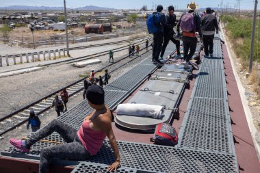 Yüzlerce göçmen daha iyi bir yaşam için Meksika 'daki Ciudad Juarez' e trenle geliyor. (05/13/23)
