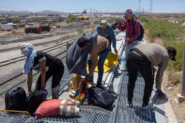 Yüzlerce göçmen daha iyi bir yaşam için Meksika 'daki Ciudad Juarez' e trenle geliyor. (05/13/23)