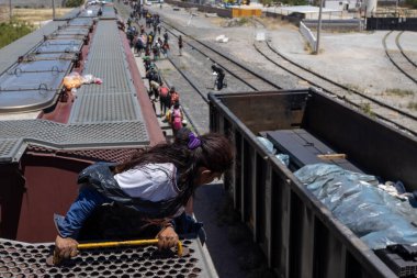 Yüzlerce göçmen daha iyi bir yaşam için Meksika 'daki Ciudad Juarez' e trenle geliyor. (05/13/23)
