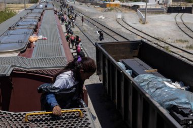 Yüzlerce göçmen daha iyi bir yaşam için Meksika 'daki Ciudad Juarez' e trenle geliyor. (05/13/23)