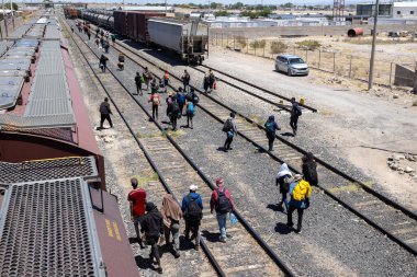 Yüzlerce göçmen daha iyi bir yaşam için Meksika 'daki Ciudad Juarez' e trenle geliyor. (05/13/23)