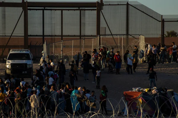 Yüzlerce göçmen daha iyi bir yaşam için Meksika 'daki Ciudad Juarez' e trenle geliyor. (05/13/23)